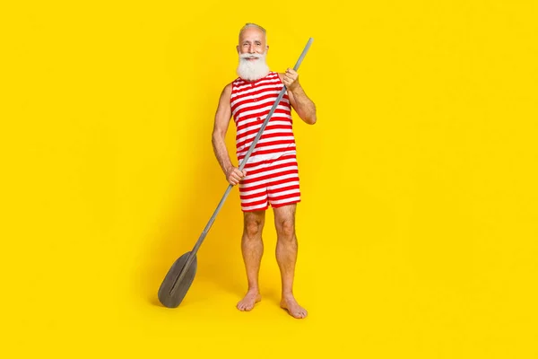 Ganzkörperfoto Des Rentners Mann Grauer Bart Surfboot Mit Ruder Genießen — Stockfoto
