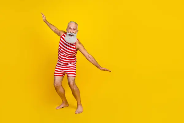 Ganzkörperfoto Von Positiven Aktiven Funky Sportlichen Alten Mann Surfen Ozeanwellen — Stockfoto