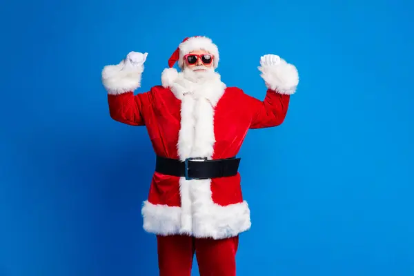 Фотопортрет Взрослого Пенсионера Поднимает Кулаки Выигрывая Стильный Костюм Санта Клауса — стоковое фото