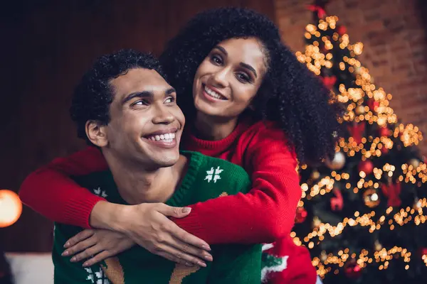Foto Van Twee Mensen Vieren Kerst Gebeurtenis Gelegenheid Knuffelen Met — Stockfoto