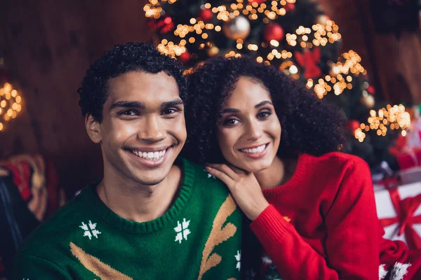 Foto Von Zwei Lustigen Schönen Partnern Strahlendes Lächeln Umarmung Weihnachtsbaumbeleuchtung — Stockfoto