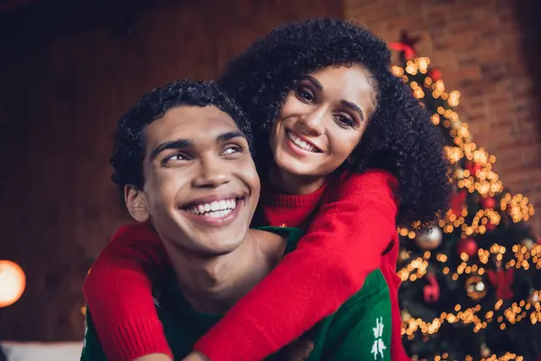 Foto Van Vrouw Knuffelen Man Kerst Gebeurtenis Gelegenheid Voelen Comfort — Stockfoto