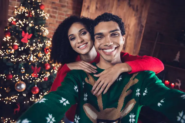 Iyi Arkadaşlarımın Selfie Fotoğrafı Erkek Bayan Blogcu Noel Tatilinde Kapalı — Stok fotoğraf