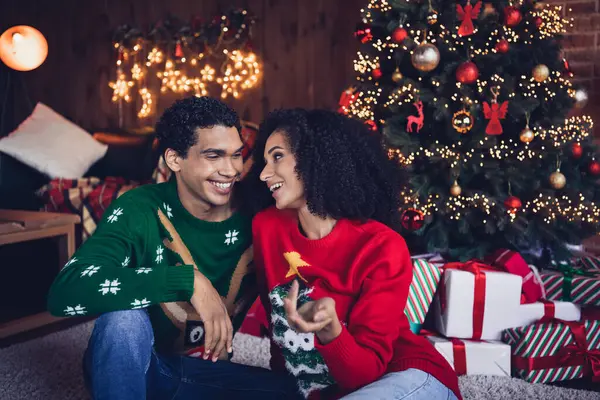 Pozitif Bayan Erkek Arkadaşlarının Fotoğrafı Noel Zamanı Eğlenin Süs Süsleri — Stok fotoğraf