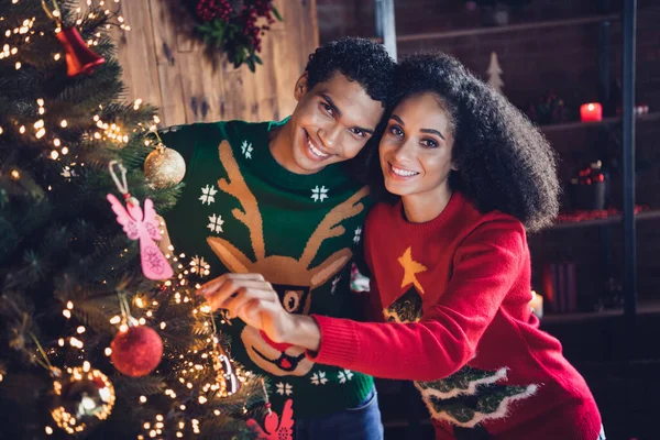 Foto Van Twee Personen Versieren Huiskamer Met Comfort Gezellige Kerst — Stockfoto