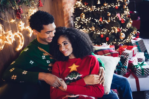 Bayan Erkeğin Fotoğrafı Sıcak Bakımı Hisseder Noel Birlikte Vakit Geçiririz — Stok fotoğraf