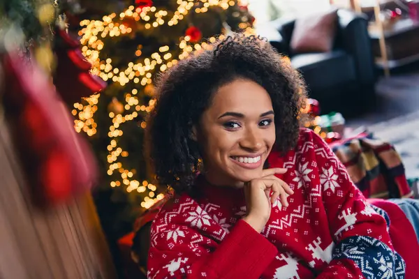 Şirin Neşeli Eğlenceli Kızın Dişlek Gülümsemesinin Fotoğrafı Sihirli Noel Şenlikli — Stok fotoğraf