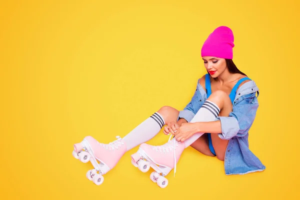 Vonzó Lány Harisnya Görkorcsolya Nyakkendők Világos Rózsaszín Háttér Elszigetelt Cipőfűző — Stock Fotó