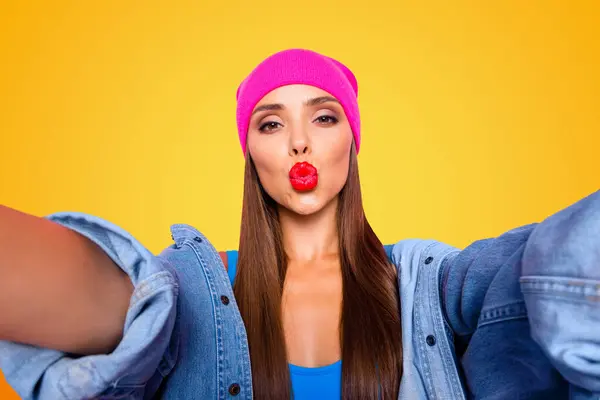 Encantadora Blogger Chica Sombrero Rosa Cuerpo Azul Hacer Selfie Envía — Foto de Stock