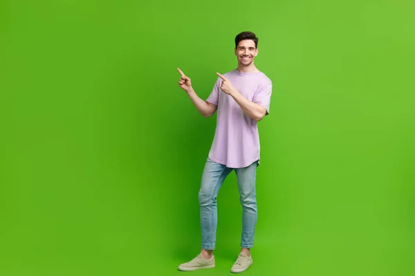 素敵な幸せな男性の完全な長さの写真 スタイリッシュな服装 緑色の背景に隔離された空のスペースを実証します — ストック写真