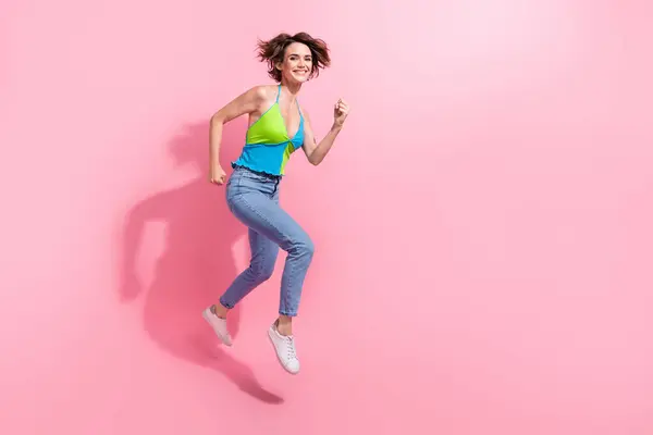 ピンク色の背景に隔離された割引提案で最後の作品を購入する速い面白い女の子を実行するジャンプのフルボディ写真 — ストック写真