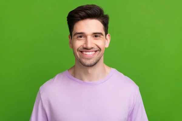 Güzel Genç Bir Erkeğin Fotoğrafı Kamera Dişlek Işıltılı Gülümseme Yeşil — Stok fotoğraf