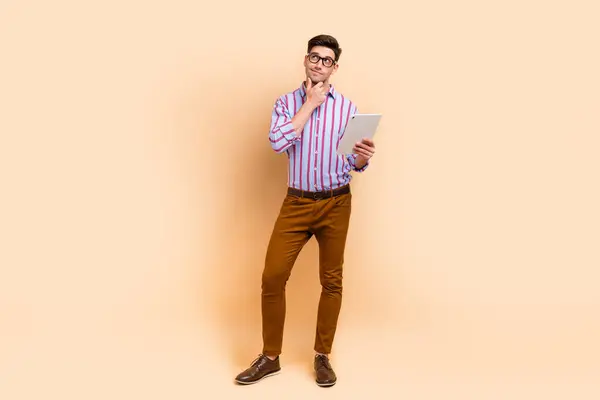 Фото Мыслящего Мужчины Одеты Стильно Полосатой Одеждой Использовать Планшетный Ipad — стоковое фото