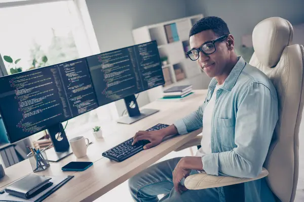 照片中的年轻人自营职业的内向程序员在自由职业的Github网站上为办公室背景的编码器工作 — 图库照片