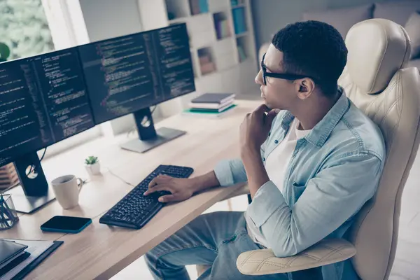 男性程序员学生在工作空间浏览他完美的Html工作时思考如何修正代码键盘输入错误的侧面照片 — 图库照片