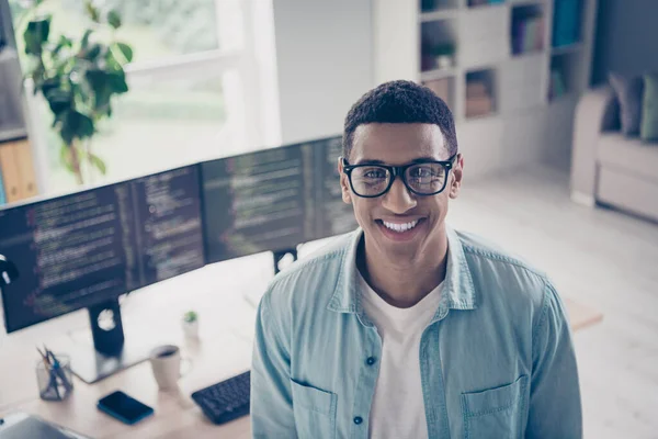 年轻滑稽男子成功的Javascript编码器在自家办公室外包员工戴着眼镜在室内微笑的肖像照片 — 图库照片