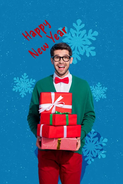照片素描图片滑稽时髦的家伙拿着圣诞礼物堆栈孤立的蓝色背景 — 图库照片