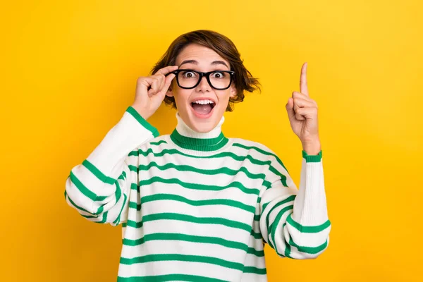 Foto Von Beeindruckt Aufgeregt Mädchen Gekleidet Gestreiften Pullover Brille Zeigt — Stockfoto
