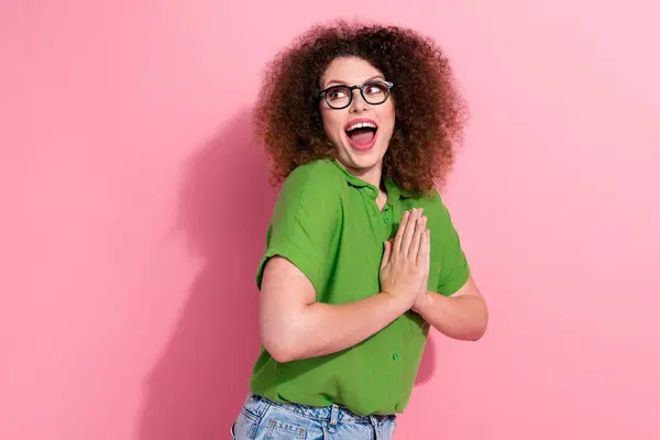 Foto Von Überglücklich Fröhliches Mädchen Trendy Grüne Kleidung Gekleidet Suchen — Stockfoto