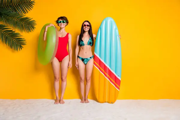 Iyi Arkadaşın Fotoğrafı Sörf Tahtası Şamandırası Taşıyor Parlak Renkli Arka — Stok fotoğraf