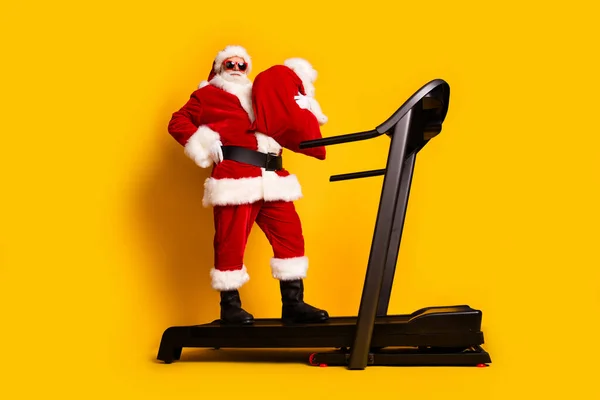 Plná Délka Fotografie Radostné Funky Muž Santa Claus Sportovním Vybavení — Stock fotografie