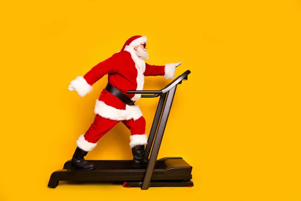 Ganzes Profilfoto Von Übergewichtigen Weihnachtsmann Walk Training Laufband Leeren Raum — Stockfoto