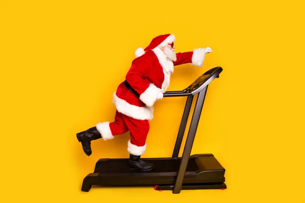 老年桑塔爪运动跑步机的全身像照片准备黄色背景下的圣诞节 — 图库照片