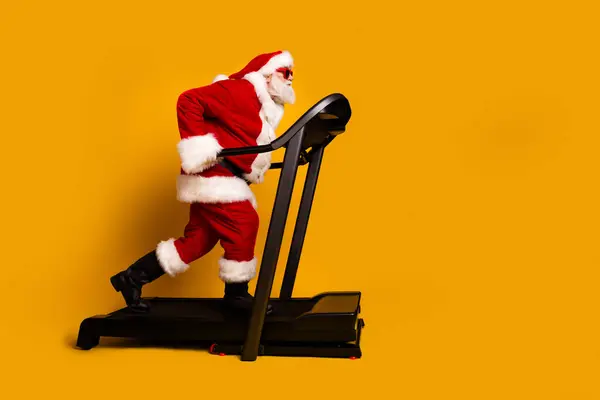 Profilseite Foto Von Cool Crazy Pensionierter Mann Weihnachtsmann Training Laufband — Stockfoto