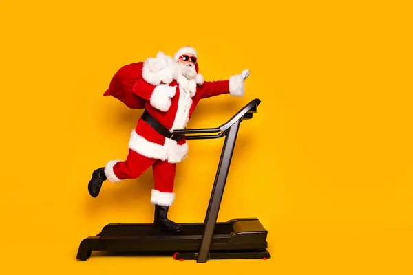 Ganzes Profilfoto Von Großvater Weihnachtsmann Halten Neujahr Präsentiert Tasche Laufen — Stockfoto