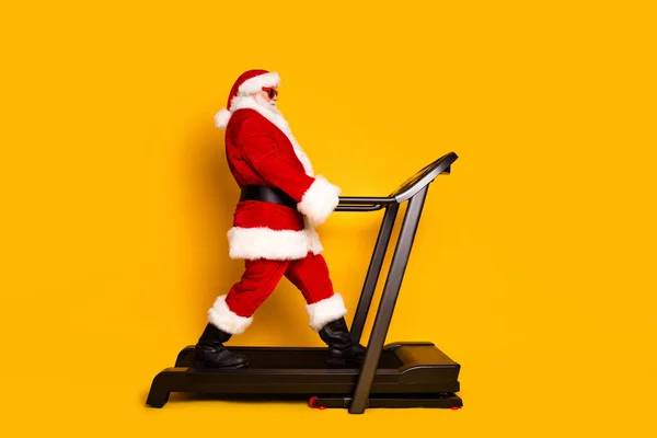 Full Size Profilfoto Von Gealterten Weihnachtsmann Fuß Laufband Workout Leeren — Stockfoto