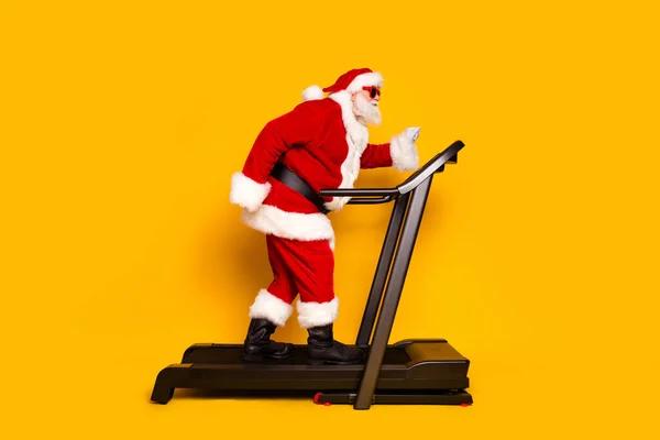 Full Size Profilfoto Von Exzentrischen Weihnachtsmann Laufband Vorbereiten Weihnachtsfeiertage Isoliert — Stockfoto