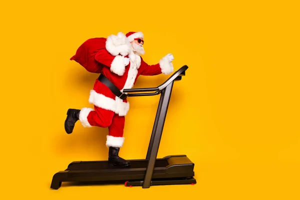 Full Size Profilfoto Von Verrückten Älteren Weihnachtsmann Laufen Laufband Halten — Stockfoto