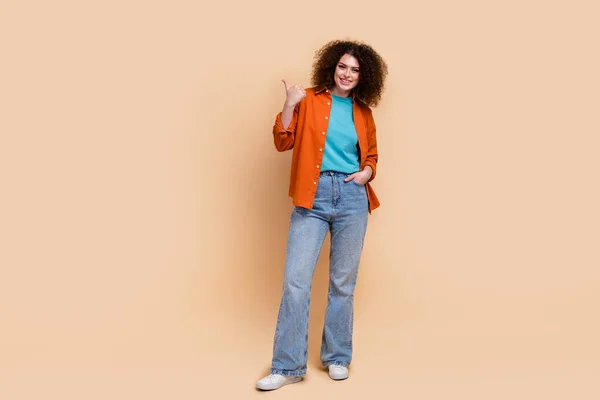 可爱可爱的女孩穿着橙色衣服的全长照片推荐搭配米色背景的春装系列 — 图库照片