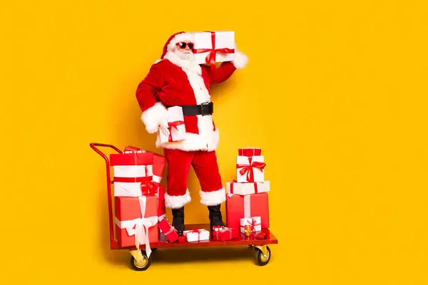 Foto Cuerpo Completo Del Abuelo Seguro Santa Claus Stand Pushcart —  Fotos de Stock