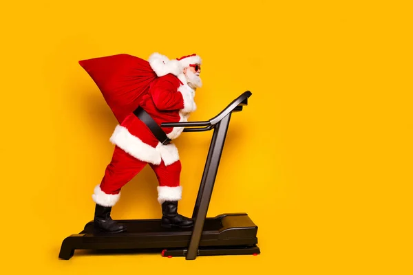 Profil Seite Foto Von Fantasie Charakter Weihnachtsmann Tragen Geschenke Gehen — Stockfoto