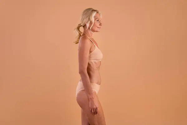 Profil Boczne Zdjęcie Uroczej Emerytki Atrakcyjne Demonstrują Zdrowe Szczupłe Ciało — Zdjęcie stockowe