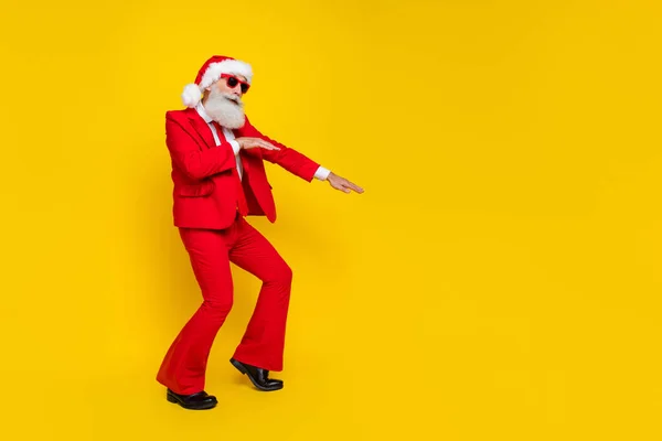 Pleine Longueur Photo Santa Attrayant Habillé Costume Rouge Dansant Amusant — Photo
