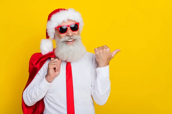 Φωτογραφία Από Αστείο Γλυκό Συνταξιούχος Άντρας Ντυμένος Χριστούγεννα Κοστούμι Σκούρα — Φωτογραφία Αρχείου