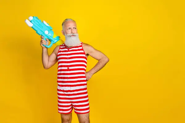 Concept Pool Party Old Gray Bearded Man Swimsuit Holding Water — Stock Photo, Image
