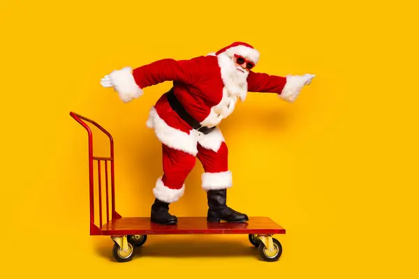 Foto Perfil Longitud Completa Excitada Tienda Paseo Santa Claus Pushcart —  Fotos de Stock
