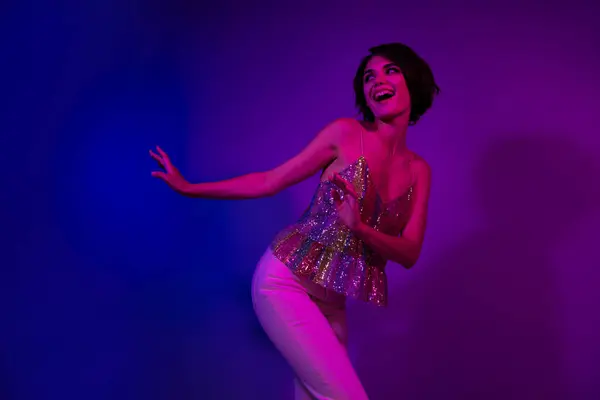 Foto Van Positieve Vrolijke Dame Dansen Energiek Futuristische Nachtclub Neon — Stockfoto