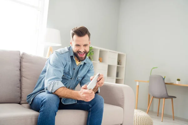 Photo Cheerful Carefree Man Arms Hold Phone Playing Games Open — Stock Photo, Image
