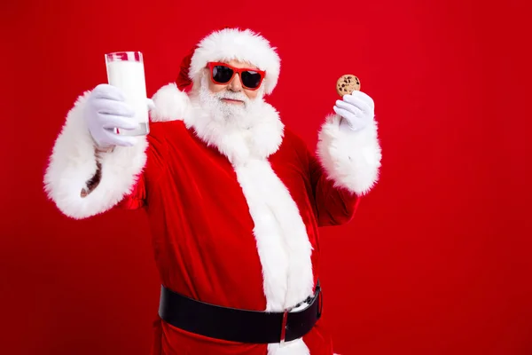 Portret Dodatnim Santa Claus Ramiona Trzymać Mleko Szklanka Czekolada Nowy — Zdjęcie stockowe