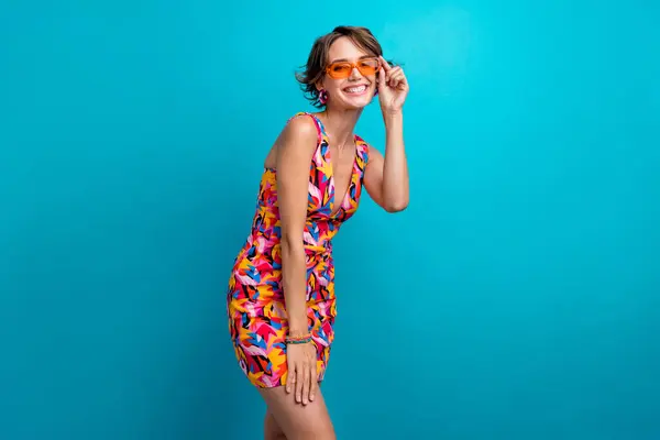 Photo Stunning Positive Woman Short Hairstyle Dressed Colorful Clothes Arm — Stock Photo, Image