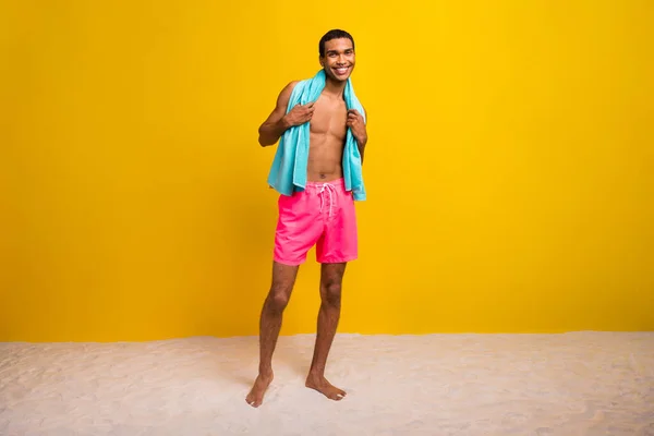 Pełna Długość Zdjęcie Pozytywne Wesoły Człowiek Bez Koszuli Trzymając Ręcznik — Zdjęcie stockowe