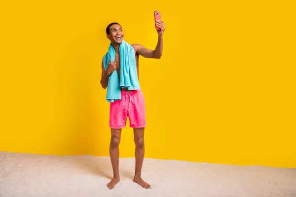 Pełna Długość Zdjęcie Wesołego Funky Bez Koszuli Człowiek Takking Selfie — Zdjęcie stockowe