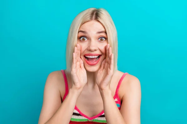 Photo Charming Young Nice Woman Screaming Announce Future Big Discount — Stock Photo, Image