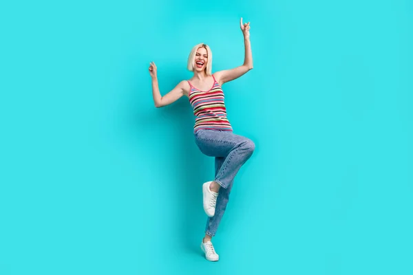 かなり陽気な少女の完全な長さの写真 ストライプタンクトップ 楽しいダンス 隔離されたティールの色の背景 — ストック写真