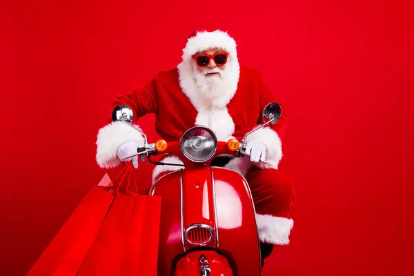 Zdjęcie Podekscytowany Santa Claus Trzymać Sklep Torby Prowadzić Rower Boże — Zdjęcie stockowe