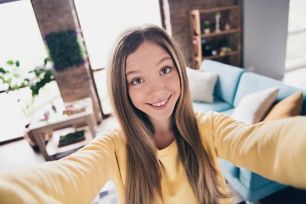 Retrato Selfie Una Adolescente Alegre Sonriente Usando Jersey Amarillo Que —  Fotos de Stock
